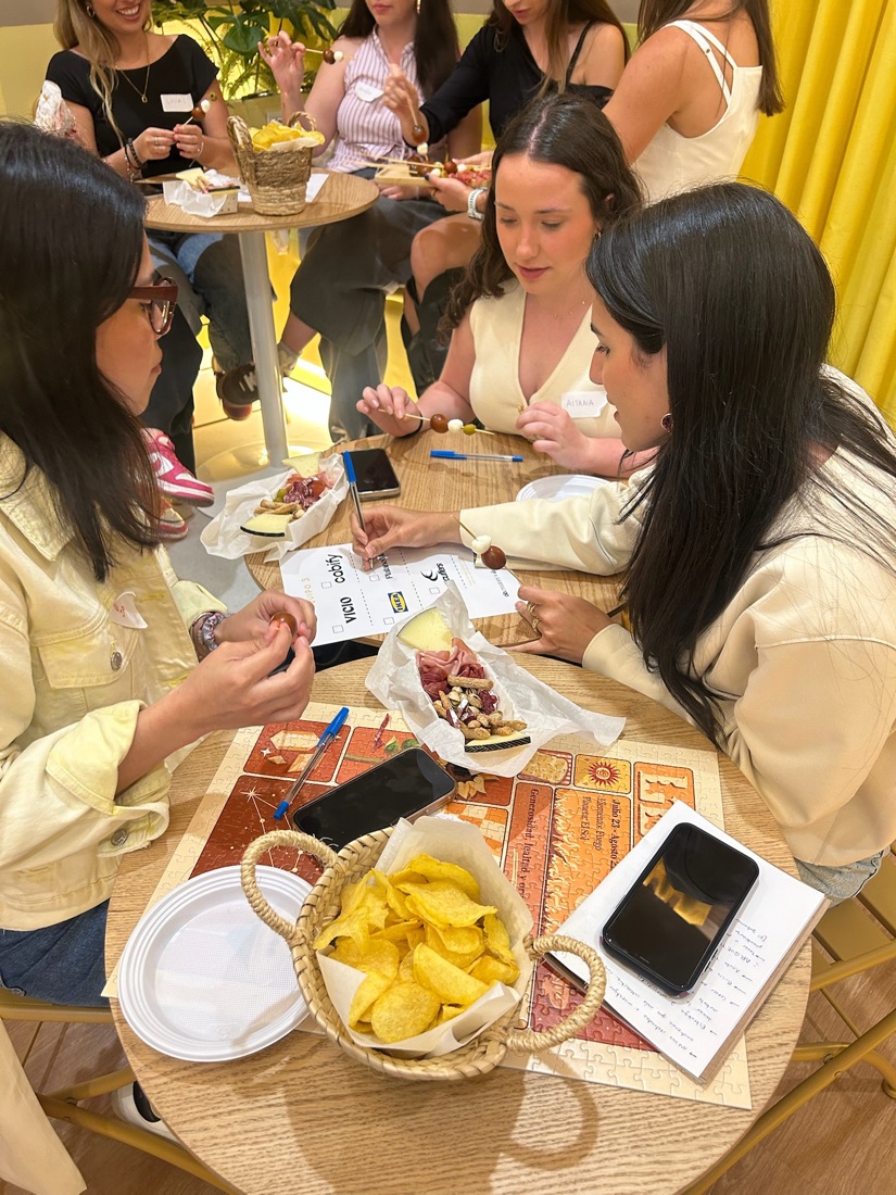 Asistentes trabajando en la dinámica alrededor de una mesa
