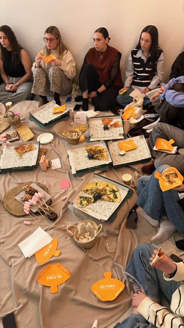 La merienda servida en el suelo entre las asistentes