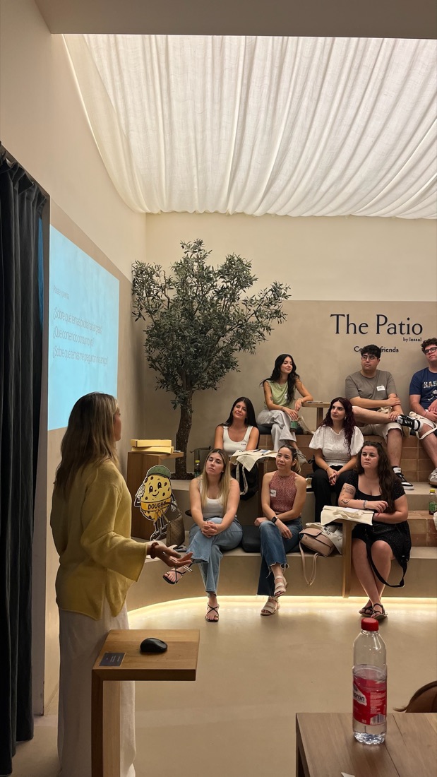 Una ponente hablando a las asistentes sentadas en círculo