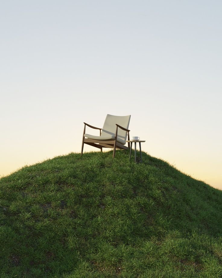Un sillón en lo alto de una colina al atardecer